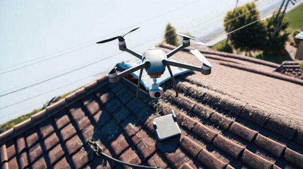 Guide complet pour le nettoyage de toiture par drone en toute sécurité